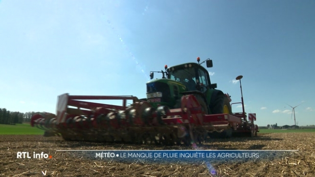 Les agriculteurs et les éleveurs vont devoir s'adapter à une possible sécheresse au vu des conditions météo actuelles. Une météo diamétralement opposée à celle de l'année passée où il avait plu énormément. Rencontres.