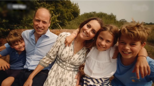 Le prince William et Kate Middleton ont choisi une éducation bienveillante pour leurs trois enfants, loin des codes rigides de la monarchie. Proches, engagés, attentifs… mais chaque geste est scruté, chaque décision commentée. Entre volonté de normalité et pression médiatique constante, comment le couple royal parvient-il à préserver l’équilibre familial ?