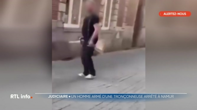 Un homme a été filmé déambulant dans les rues de Namur vendredi soir, brandissant une tronçonneuse allumée et hurlant sur des passants. La police a précisé qu'aucune blessure n'a été rapportée. Il est intervenu pour défendre son fils de 17 ans, menacé par une bande de jeunes.