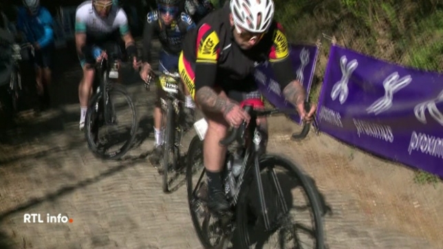 A moins de 24h du départ du Tour des Flandres, près de 15 000 cyclistes amateurs, dont 10 000 étrangers venus de différents pays, s'entraînent sur le tracé des cyclistes professionnels. Les produits dérivés rencontrent un grand succès.