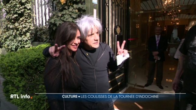 Indochine est en concert à Bruxelles ce week-end. Nous vous proposons de découvrir les coulisses de leur tournée, où chaque soir, le groupe prend du temps pour rencontrer ses fans. Une immersion dans leur quotidien de tournée, entre moments sur scène et échanges avec le public.