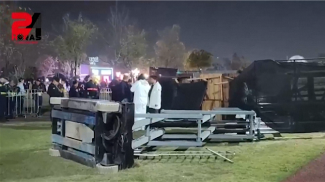 Deux personnes sont mortes samedi dans l'effondrement d'un décor lors d'un festival de musique à Mexico, ont indiqué les autorités locales, qui ont ordonné de suspendre l'événement.