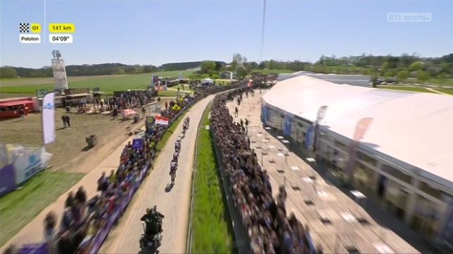 Tour des Flandres: le premier passage du Vieux Quaremont fait déjà des dégâts