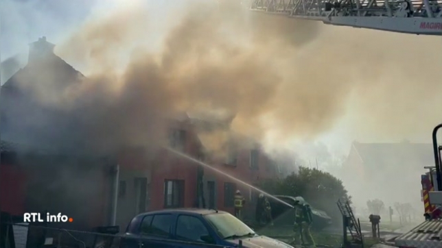 Les pompiers de la zone Val de Sambre sont intervenus ce matin dans le quartier du Poncia. Deux maisons sont totalement sinistrées et trois autres inhabitables. Sébastien Prophète fait le point sur la situation en direct.