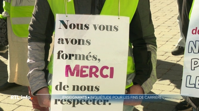 En Belgique, de nombreux enseignants manifestent pour dénoncer l'incertitude autour de leur départ à la retraite. Les dates d'accès à la pré-pension et à la pension ont été gelées, plongeant certains dans le flou : ils ne savent plus quand ils pourront arrêter de travailler.