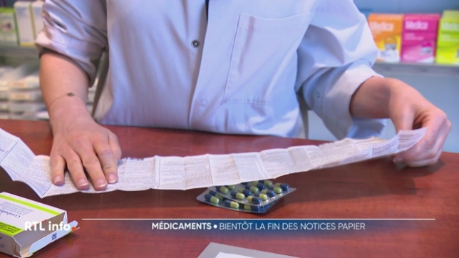 L'Europe veut remplacer les notices papier des médicaments par un QR code à scanner sur téléphone. Cette idée divise, certains y voient une avancée technologique, d’autres une menace pour les personnes peu à l’aise avec le numérique, notamment les personnes âgées.