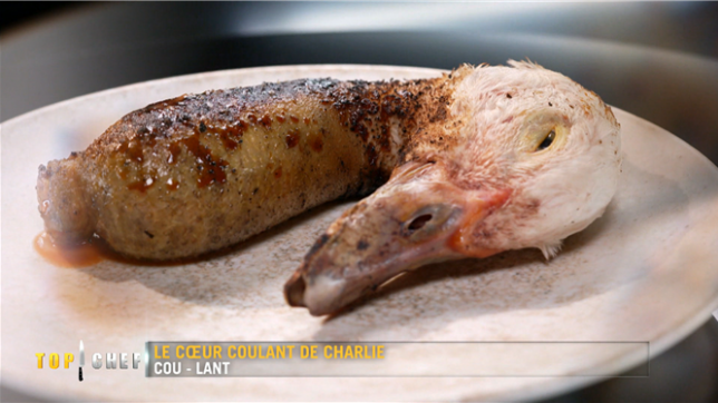 C’est une première dans l’histoire de Top Chef : un candidat séduit les jurés avec un plat jugé... immangeable. À 24 ans, Charlie a proposé une assiette aussi radicale qu’inaboutie. Résultat : deux chefs se battent pour l’intégrer dans leur brigade, malgré une dégustation impossible.
