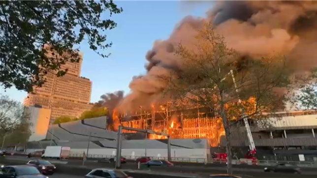 Un important incendie dans le nord de Paris ravage un centre de tri de déchets.