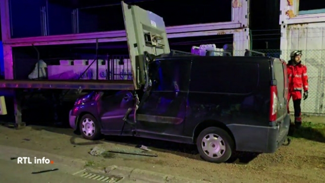 Sa voiture a été retrouvée encastrée dans une remorque en stationnement dans le zoning. Deux adolescents, passant à proximité, ont alerté les secours. Malheureusement, le conducteur était déjà décédé à leur arrivée. Les circonstances de l'accident restent inconnues.