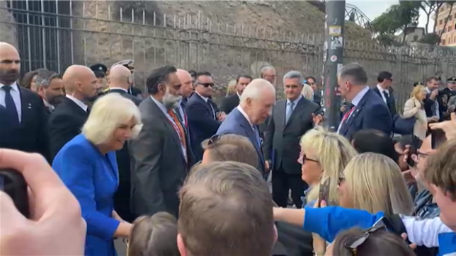 Des centaines de personnes attendent l'arrivée du Roi Charles III et de son épouse Camilla près du Colisée, à Rome, le monument le plus visité d'Italie. Une fois sur place, le couple royal serre la main de quelques privilégiés qui faisaient la queue depuis plusieurs heures.