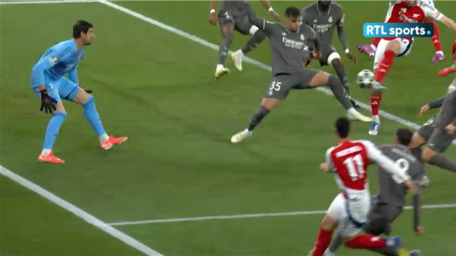 Le ballon touche le bras d'Ascencio, mais l'arbitre décide de ne pas siffler penalty.