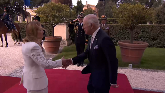 La Première ministre italienne Giorgia Meloni accueille le roi Charles III de Grande-Bretagne à la Villa Doria Pamphili au deuxième jour de sa visite d'État.
