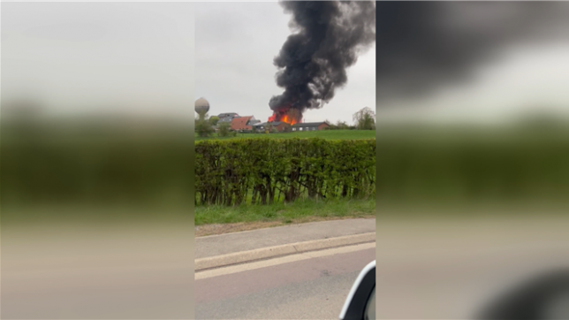 Incendie à Herve: la fumée noire visible dans le ciel à des kilomètres.