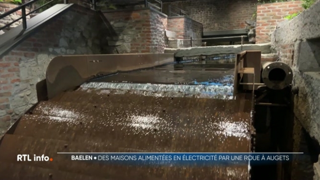 Datant de 1820, la roue a fait l'objet de travaux de rénovation qui ont duré deux ans grâce à des étudiants de Mamedy. La roue fournit de l'électricité à 8 appartements, à la partie restaurant et à la chambre d'hôte. Visite en compagnie du propriétaire Hervé Reul.