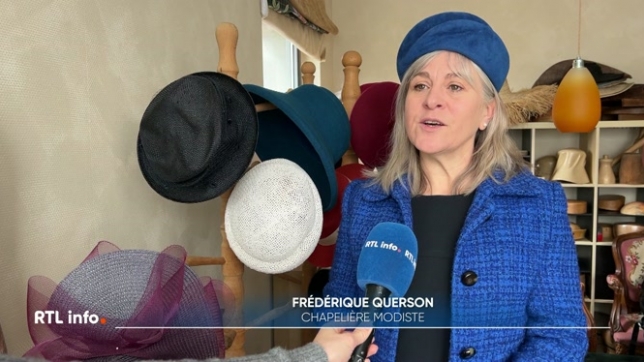 A Jambes, Frédérique Querson, pharmacienne pendant 28 ans, s'est lancée depuis un an dans la confection de chapeaux, dans son appartement transforme en atelier. Elle les réalise, chaque pièce est unique, selon une démarche écologique, travaillant avec des matériaux durables et locaux.