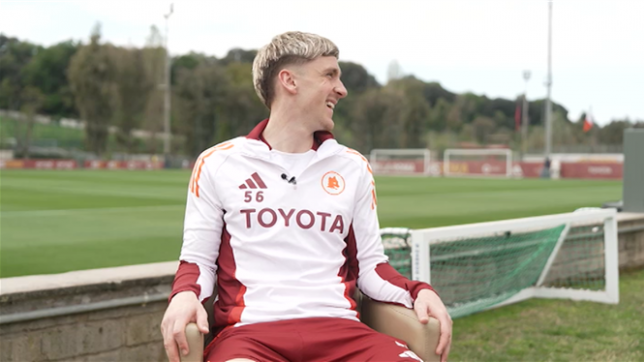 Quand Paulo Dybala chambre Alexis Saelemaekers en pleine interview