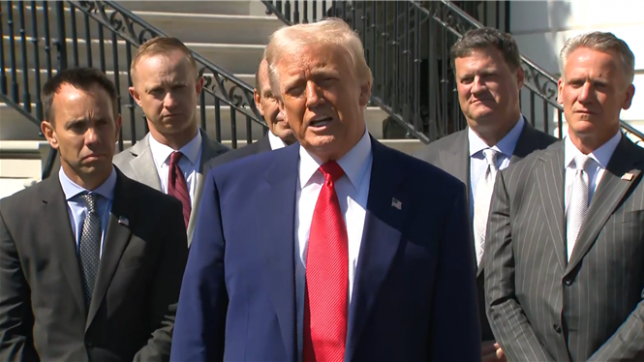 Tous les pays m'appellent: Donald Trump annonce une pause de 90 jours pour négocier avec les pays qui n'ont pas riposté aux droits de douane.