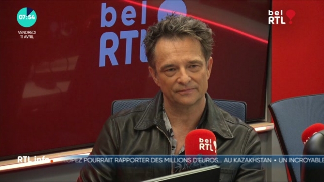 L’invité de 7h50.  Ce vendredi, Thomas de Bergeyck reçoit David Hallyday.  Le chanteur et compositeur vient nous voir pour son concert unique à Bruxelles, « Requiem pour un fou » ce dimanche 13 avril à Forest national. David qui a choisi le pays de son papa pour faire la captation du show. Sans doute parce que le public belge est le meilleur aussi.  David Hallyday propose un spectacle très complet, nimbé d’intelligence artificielle dans laquelle il reconstitue des dialogues avec son père. Il repend sur scène les plus grands tubes de papa et les siens. Un joli mix hallydéen.