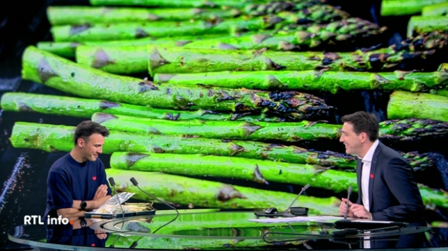 On retrouve en plateau, Loïc Van Impe qui partage ses astuces pour cuisiner les asperges.