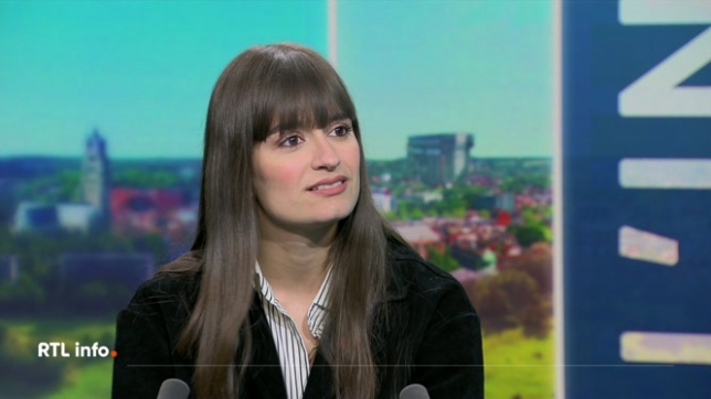 En plateau, la chanteuse française Clara Luciani, la nouvelle marraine du Télévie, discute de son nouveau rôle et de son nouvel album.