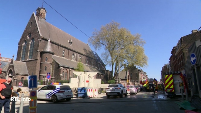 Une trentaine de pompiers ont été mobilisés, ce matin à Liège. Un incendie s'est déclaré dans l'église de Bressoux. Le feu a pris au niveau de la toiture. Des travaux en cours au niveau des corniches pourraient être à l'origine de l'embrasement. L'incendie a été maîtrisé en milieu de journée.