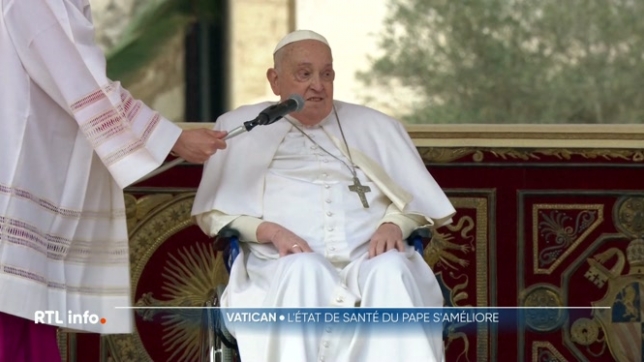 Le pape François fait une nouvelle apparition place Saint-Pierre