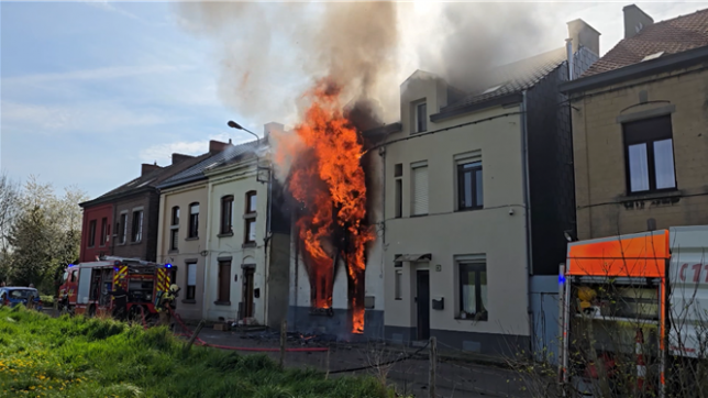 Un violent incendie s'est déclaré lundi matin dans une habitation à Charleroi, nécessitant l'intervention de nombreux pompiers et menaçant la maison voisine.