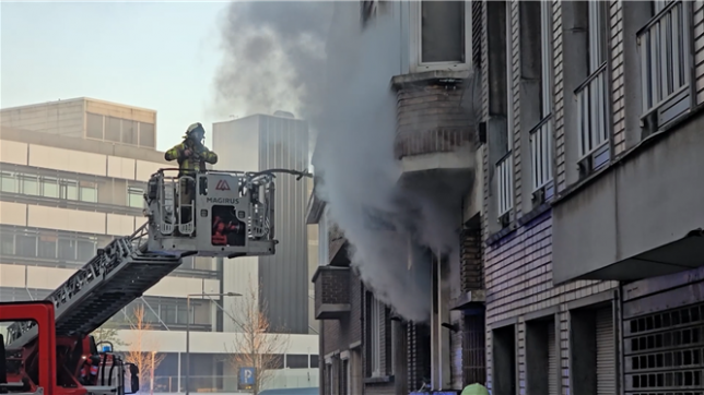 Un jeune homme âgé de 21 ans est décédé à l'hôpital après un incendie ayant eu lieu samedi matin dans un immeuble à appartements rue d'Italie à Charleroi, a communiqué lundi le parquet de Charleroi.