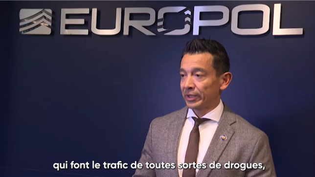 Les forces de l'ordre ont mené des raids sans précédent mardi en Europe contre quatre groupes criminels organisés, résultant en plus de 200 arrestations dans cinq pays, notamment en Turquie, un véritable coup de massue pour le trafic de drogue. Parallèlement aux arrestations, les agents de l'opération Bulut (Nuage, en turc) ont saisi plus de 21 tonnes de stupéfiants, dont 3,3 millions de comprimés de MDMA, a indiqué Europol, l'agence de police européenne qui a coordonné l'opération.