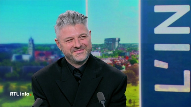 Le chanteur québécois Pierre Lapointe présente son nouvel album 10 chansons démodées pour ceux qui ont le cœur abîmé.