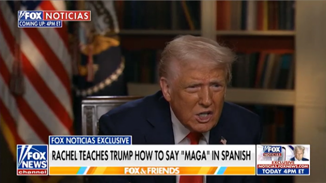 Le président américain Donald Trump apprend à dire son célèbre slogan MAGA (Make America Great Again ou Rendre à l'Amérique sa grandeur) en espagnol lors d'une interview avec l'animatrice Rachel Campos-Duffy sur Fox Noticias, une antenne espagnole de Fox News. Dans l'interview diffusée mardi, le républicain répète après la présentatrice : Vamos a hacer America grande otra vez.