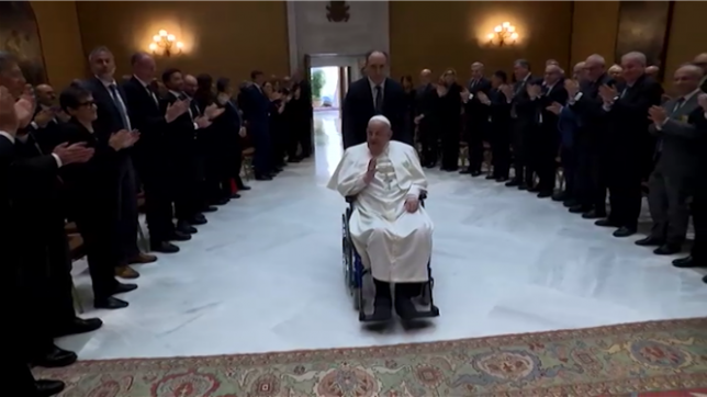 Le pape François reçoit le personnel de l'hôpital de Rome où il a été soigné durant 38 jours pour une double pneumonie lui ayant fait frôler la mort. Merci pour vos services à l'hôpital, de très bonne qualité, continuez comme ça!, lance le pape de 88 ans, dont la voix est toujours affaiblie et le souffle court en dépit de ses séances de rééducation quotidiennes.