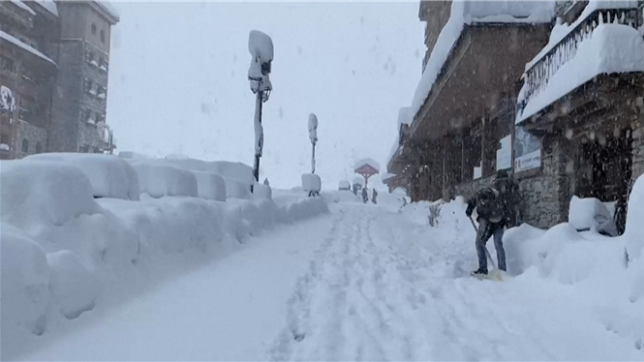 Les Alpes suisses et françaises connaissent de très fortes chutes de neige jeudi, occasionnant d'importantes perturbations qui ont conduit les autorités locales à prendre des mesures exceptionnelles face aux difficultés de circulation et risques d'avalanches et de chutes d'arbre.