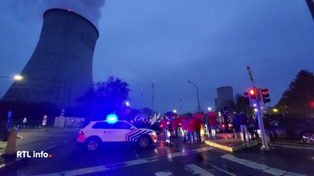 Les agents du service de sécurité de la centrale nucléaire de Tihange protestent. Le gouvernement a prévu de les remplacer par des militaires pour sécuriser le site nucléaire, ainsi que celui de Doel en Flandre. Les policiers concernés craignent de perdre leurs primes pour ce genre de tâches.