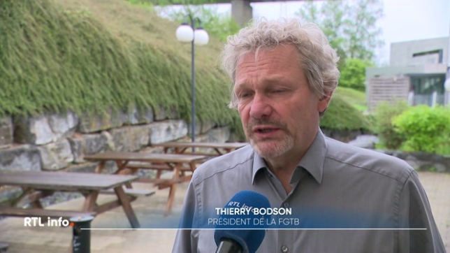 La FGTB a décidé d'introduire un recours devant le tribunal du travail contre la réforme du gouvernement fédéral limitant les allocations de chômage à 2 ans maximum. La FGTB invoque l'article 23 de la Constitution qui garantit à chacun de mener une vie conforme à la dignité humaine.