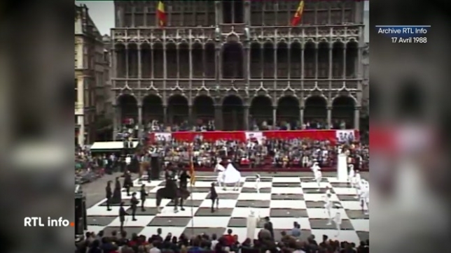 L'archive du jour se vit en noir et blanc, les couleurs du jeu d'échec géant et vivant qui avait été installé sur la Grand-Place de Bruxelles le 17 avril 1988.
