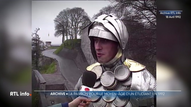 L'archive du jour nous emmène en 1992. Un étudiant namurois a réalisé un de ses rêves en s'offrant une armure du Moyen Âge, faite à partir de tôle et de boîtes de conserve.