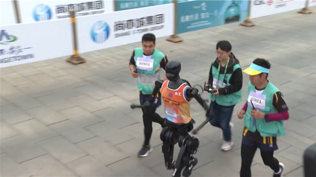 Une première mondiale s’est tenue samedi à Pékin : un semi-marathon pour robots humanoïdes. Des dizaines de machines bipèdes y ont participé, courant aux côtés d’athlètes humains.