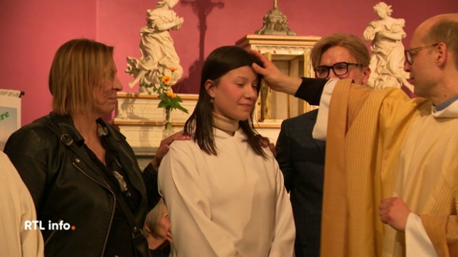 Des adultes ont profité de la fête de Pâques pour se faire baptiser à Neupré. Les adultes se faisant baptiser sont 3 fois plus nombreux qu'il y a 10 ans.