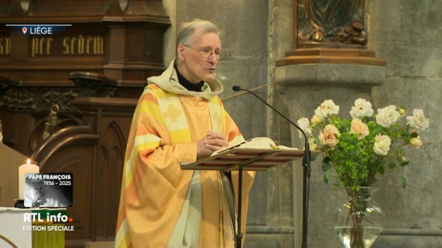 Les réactions et hommages se multiplient depuis l'annonce du décès du souverain pontife à l'âge de 88 ans. Ce lundi matin, les fidèles étaient nombreux à prier pour son âme. Exemple à Liège.