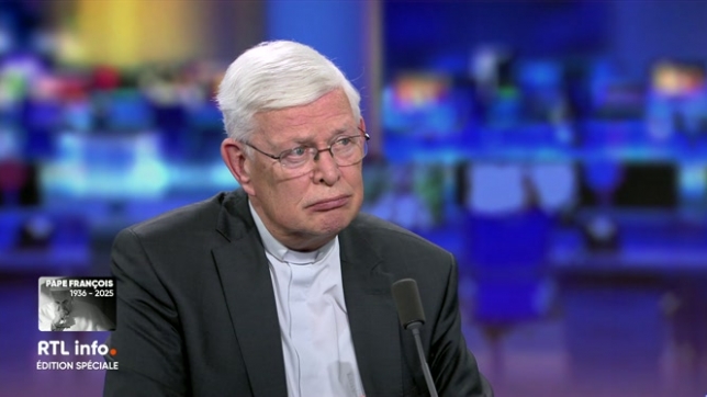 Le porte-parole des évêques de Belgique Tommy Scholtes et Christophe Deborsu évoquent le caractère humble du pape François ainsi que sa succession.