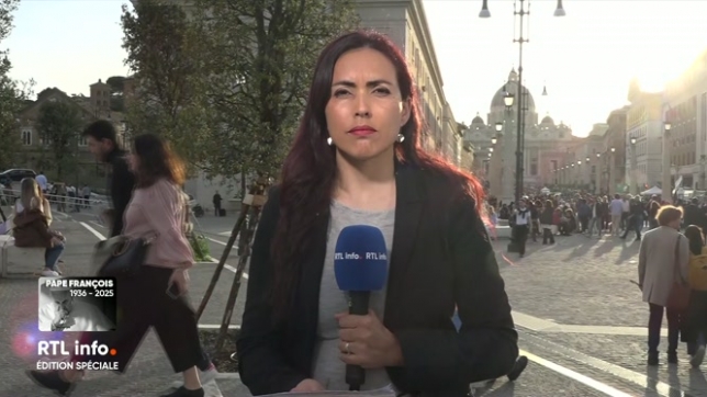 Une première prière publique devrait avoir lieu vers 19h30 sur la place Saint-Pierre. Le point en direct avec Natalia Mendoza.
