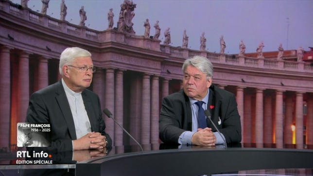 L'éclairage en plateau de Christophe Giltay et de Tommy Scholtes, porte-parole des évêques de Belgique.