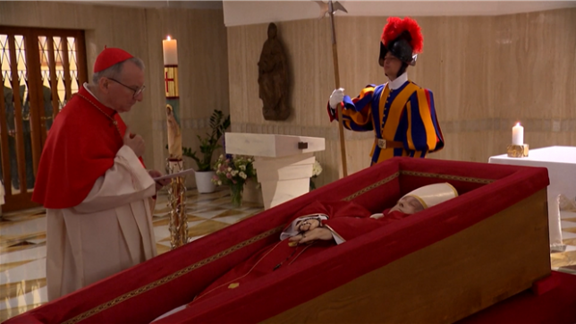 Voici les premières images du pape François dans son cercueil