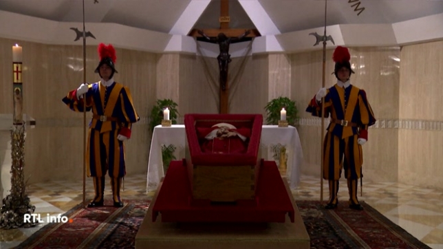 Les premières images du pape François dans son cercueil dévoilées