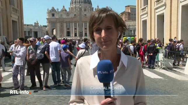 En direct depuis Rome, Chantal Monet fait le point sur la réunion des cardinaux, en particulier celle qui concerne les funérailles du pape. Elle évoque également l'atmosphère particulière qui règne à Rome depuis l'annonce du décès du souverain pontife.