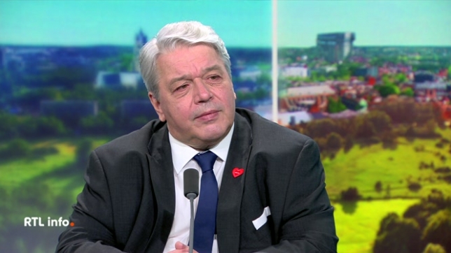 En plateau, Christophe Giltay revient sur les dernières volontés du souverain pontife concernant ses funérailles ainsi que sur les causes de son décès, le Vatican ayant affirmé qu'il serait mort d'un AVC.