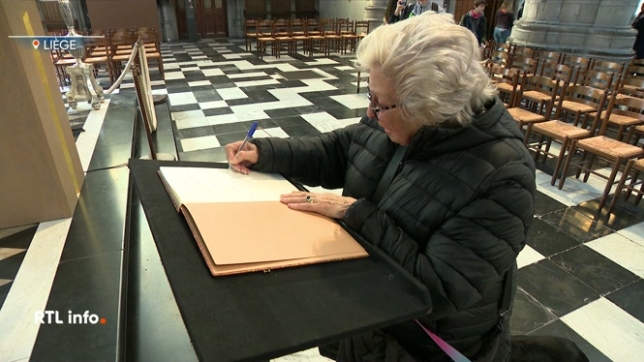 En Belgique, plusieurs lieux de culte ont ouvert des registres de condoléances, offrant aux fidèles l'opportunité de se recueillir.
