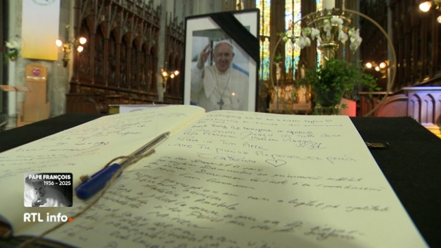 En Belgique, plusieurs lieux de culte ont ouvert des registres de condoléances, offrant aux fidèles l'opportunité de se recueillir.
