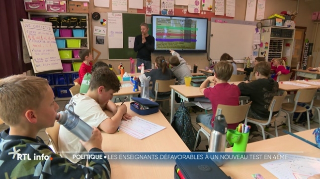 Dès septembre 2026, un test CLÉ (Calculer, Lire, Écrire) sera instauré pour évaluer les compétences de base des élèves de 4e primaire. Les syndicats critiquent cette mesure, craignant qu'elle crée des filtres et des inégalités sans résoudre les problèmes fondamentaux de l'enseignement.